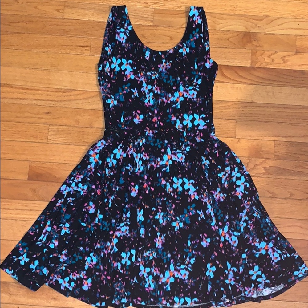 Wide sleeveless dress